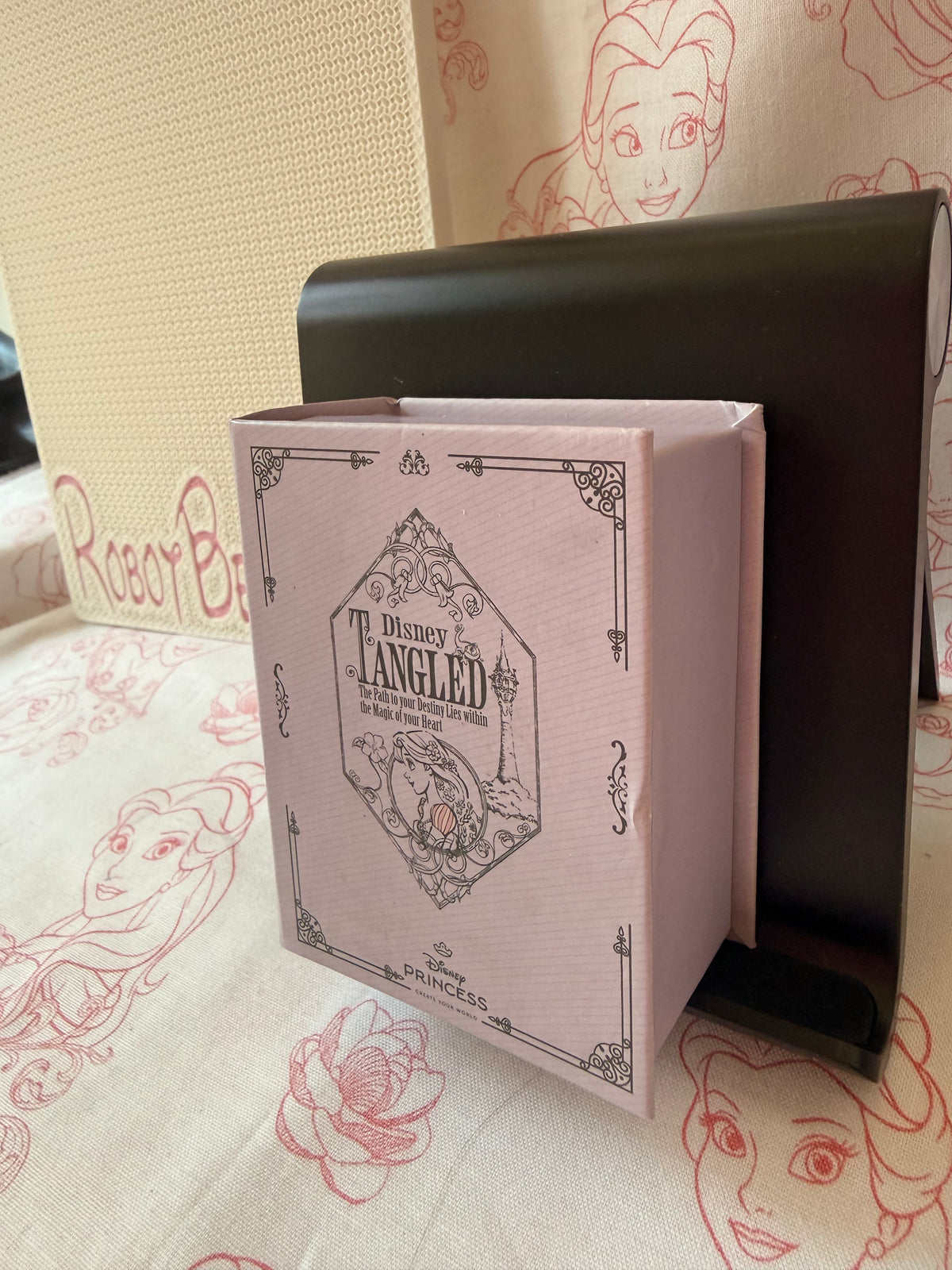Korea Exclusive - Rapunzel Chain Pin Badge