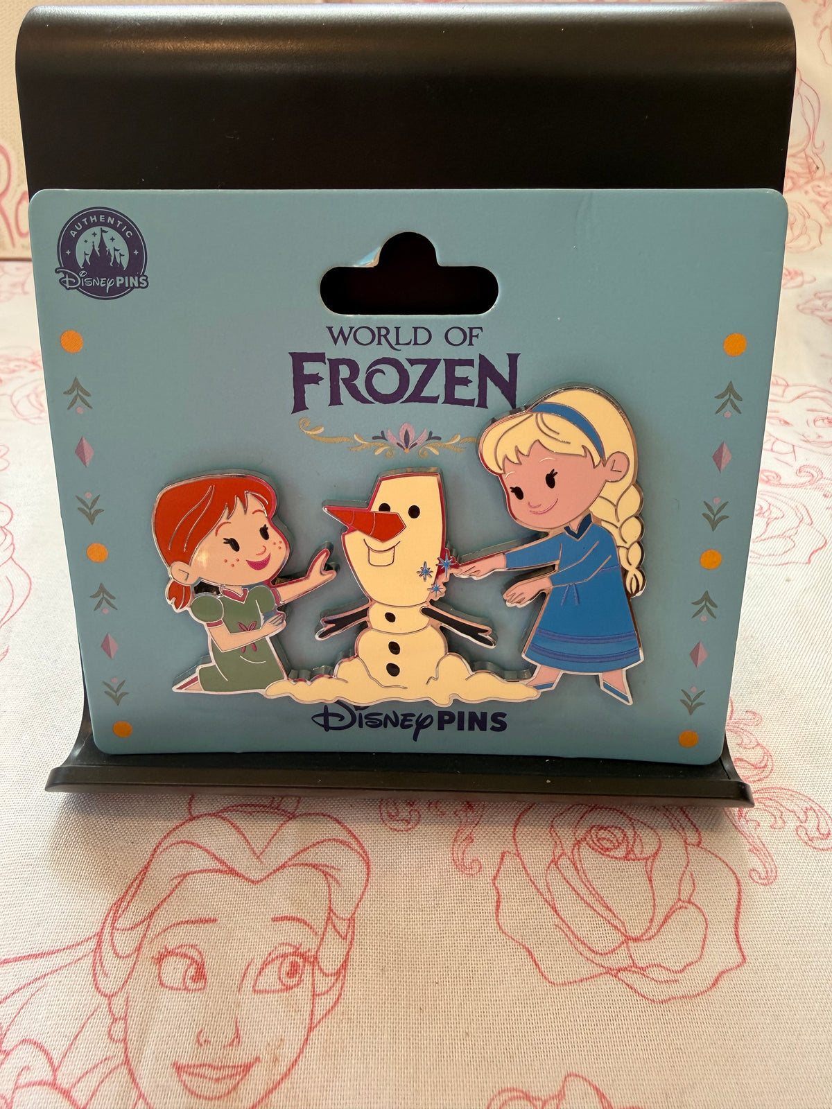 Disneyland Paris - Frozen Anna and Elsa building snowman