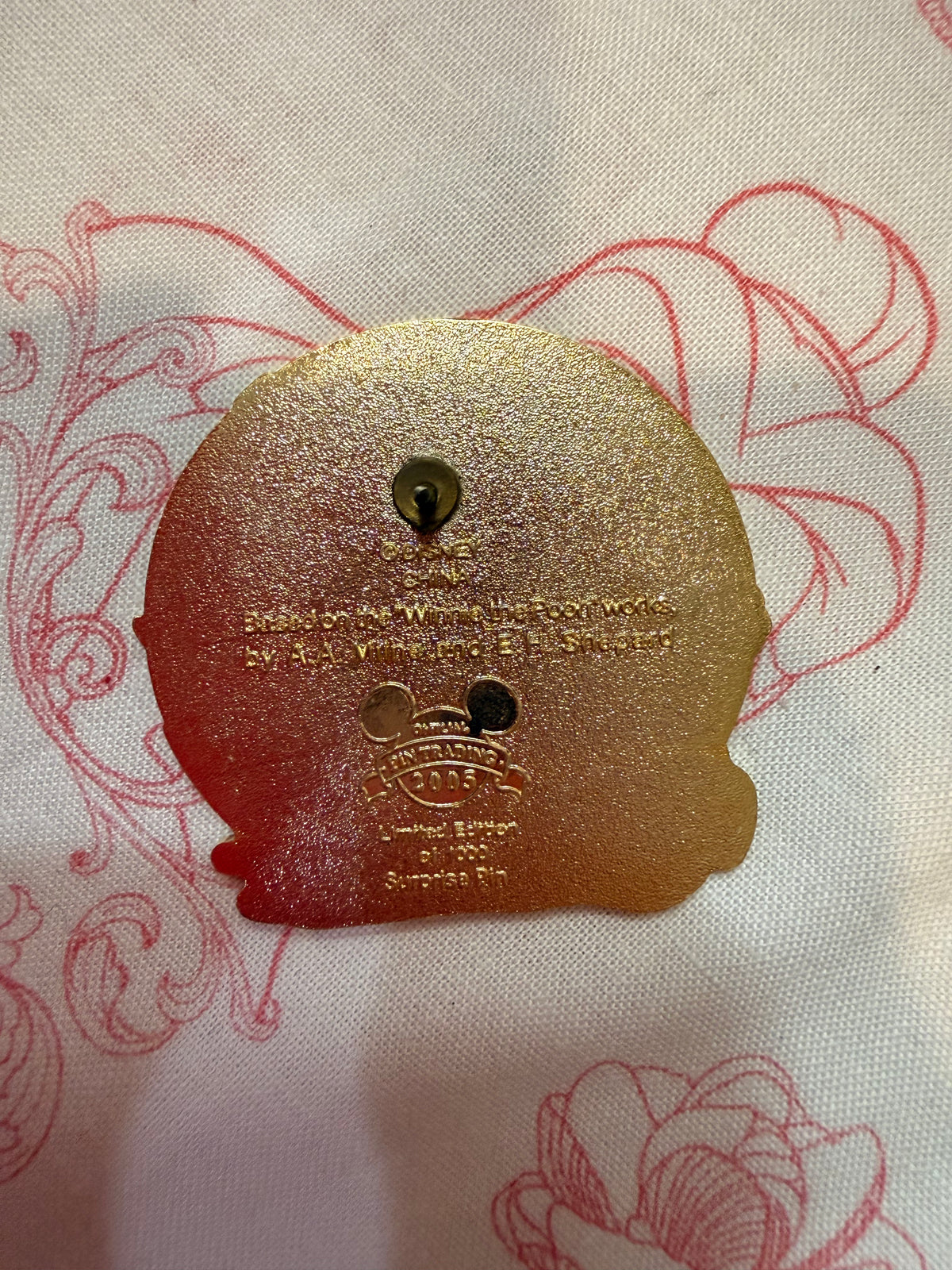 Vintage 2005 - Winnie the Pooh Christmas Suprise Pin - LE 1000
